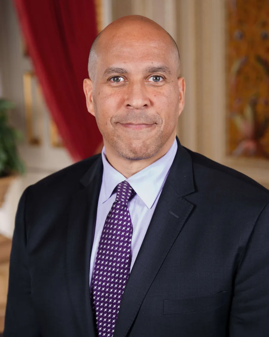 CAOA'nın öncü isimlerinden Senatör Cory Booker'ın resmi Senato portresi (kamu malı, U.S. Senate)